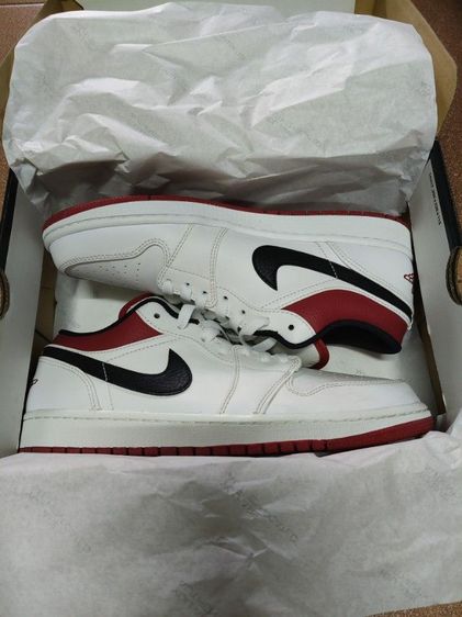 Nike Air Jordan 1 Low WHITE GYM RED BLACK us 9.5 Eur 43 27.5 cm มือสองของใหม่ กล่องครบ ไม่เคยใส่ พื้นเต็ม ดาวเต็ม สภาพ 100 เปอร์เซนต์ 