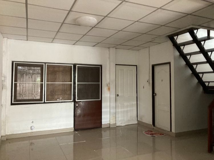 ไม่มี ขายด่วนบ้านเดี่ยว 2 ชั้น รามอินทรา 34แยก 13(บ้านมุม)  4 นอน 2 น้ำ ใกล้ถนนใหญ่-ทางด่วน- BTS สีชมพูและสีเทา-อนาคต  ราคา 3.2 ล้าน  รูปที่ 4