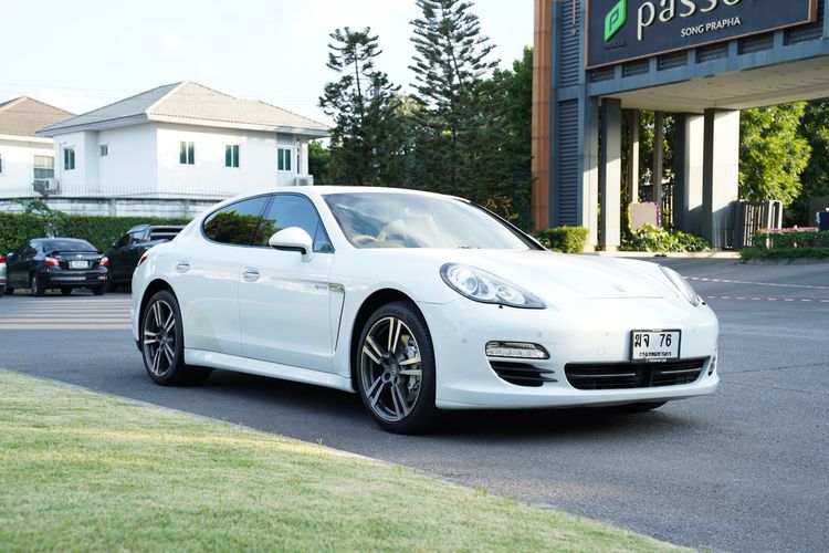 รถ Porsche Panamera 3.0 V6 สี ขาว