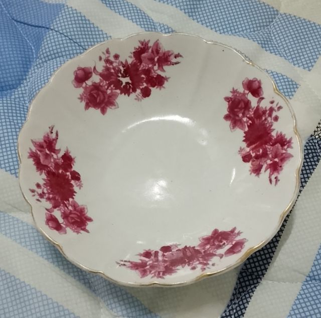 จานเก่าลายดอกกุหลาบ