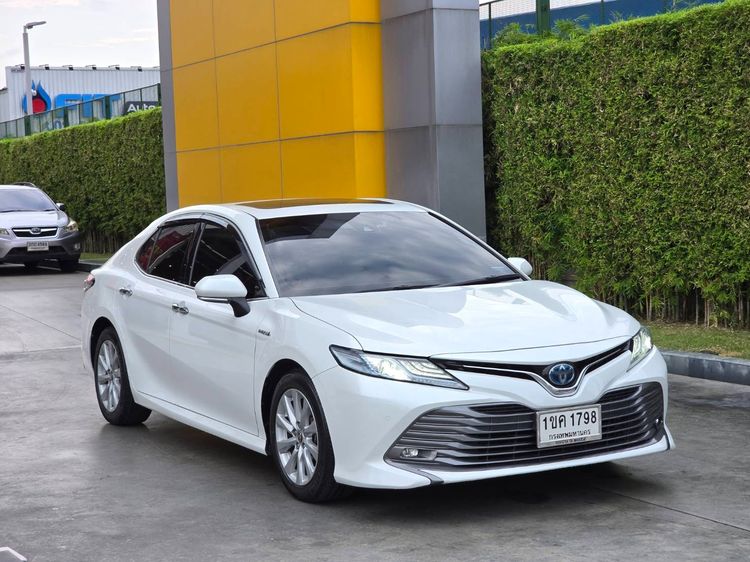 รถ Toyota Camry 2.5 Hybrid Premium สี ขาว