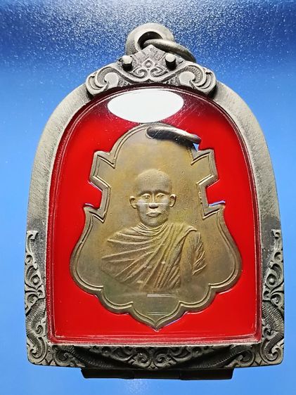 เหรียญหลวงพ่ออาจ วัดเสน่ห์หา จ.นครปฐม ปี 2474 เนื้อทองแดงกะหลั่ยเงิน พบน้อยมาก สภาพสวยมาก พระเก่าเก็บ มาพร้อมเลี่ยมตลับเงินโบราณเก่า