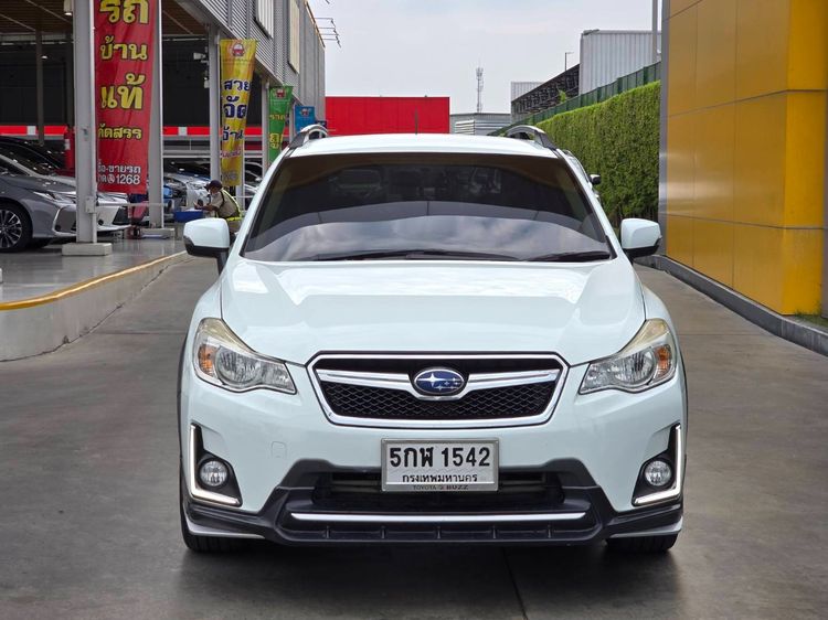 Subaru XV 2016 2.0 Crosstrek 4WD Sedan เบนซิน ไม่ติดแก๊ส เกียร์อัตโนมัติ ขาว รูปที่ 2