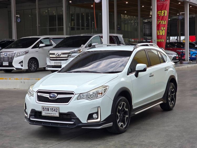 Subaru XV 2016 2.0 Crosstrek 4WD Sedan เบนซิน ไม่ติดแก๊ส เกียร์อัตโนมัติ ขาว รูปที่ 3