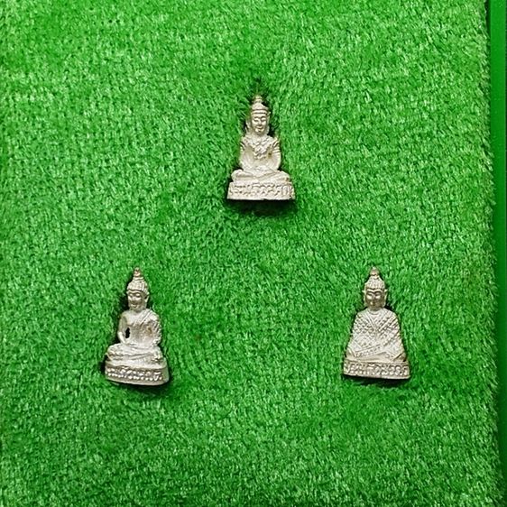 พระแก้วมรกต 3 ฤดู สธ. ลอยองค์ เนื้อเงินพ่นทราย พิมพ์จิ๋ว สมเด็จพระเทพฯจัดสร้าง วัดบวรนิเวศวิหาร ปี 2538 พร้อมกล่องเดิม รับประกันแท้ รูปที่ 2
