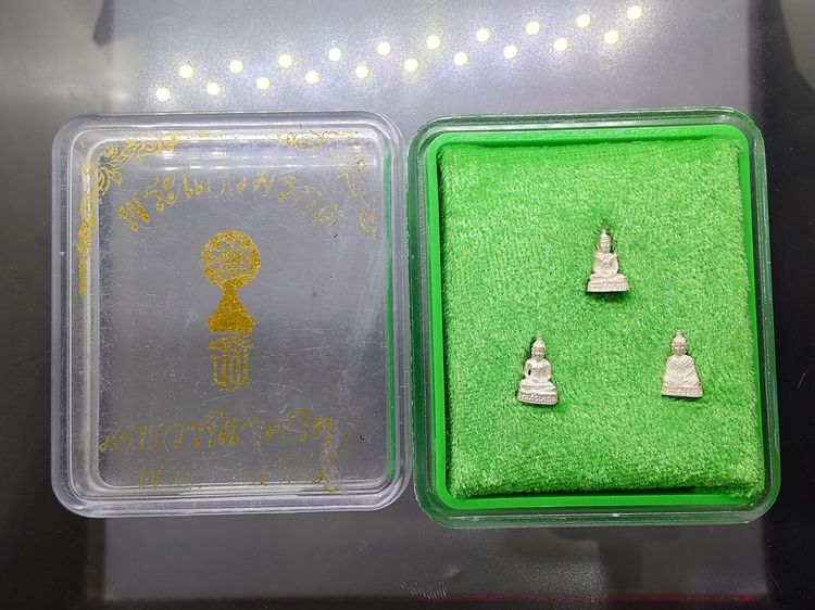 พระแก้วมรกต 3 ฤดู สธ. ลอยองค์ เนื้อเงินพ่นทราย พิมพ์จิ๋ว สมเด็จพระเทพฯจัดสร้าง วัดบวรนิเวศวิหาร ปี 2538 พร้อมกล่องเดิม รับประกันแท้ รูปที่ 6