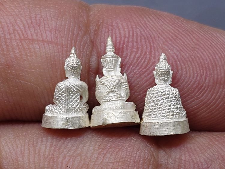 พระแก้วมรกต 3 ฤดู สธ. ลอยองค์ เนื้อเงินพ่นทราย พิมพ์จิ๋ว สมเด็จพระเทพฯจัดสร้าง วัดบวรนิเวศวิหาร ปี 2538 พร้อมกล่องเดิม รับประกันแท้ รูปที่ 4