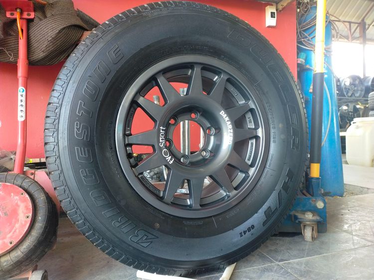 แม็กขอบ16 สีเดิม กว้าง8 et0 พร้อมยางป้ายแดงบริสโตน 265 70 16 ปี23 ตุ่มหน้ายางยังอยู่ทุกเส้น ใส่กระบะตัวสูงได้ทุกรุ่น  ยกเว้นนาวาร่า รูปที่ 4