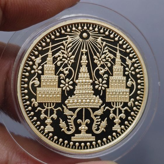 เหรียญพระแก้วมรกต ทรงเครื่อง 3 ฤดู พระจอมเกล้าๆ ปี 2538 เนื้อเงินขัดเงา ขนาด 3.2 ซม. พร้อมกล่องเดิม รูปที่ 4