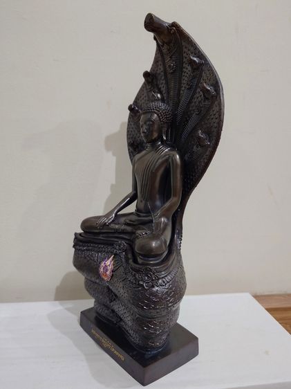 พระพุทธสัฏฐิสิริวัสสมงคล (พระนาคปรก ปางมารวิชัย) ขนาดบูชา หน้าตัก 5 นิ้ว สูง 13 นิ้ว เนื้อทองเหลืองรมดำ ที่ระลึกฉลองพระชนมายุ 5 รอบ สมเด็จพร รูปที่ 5