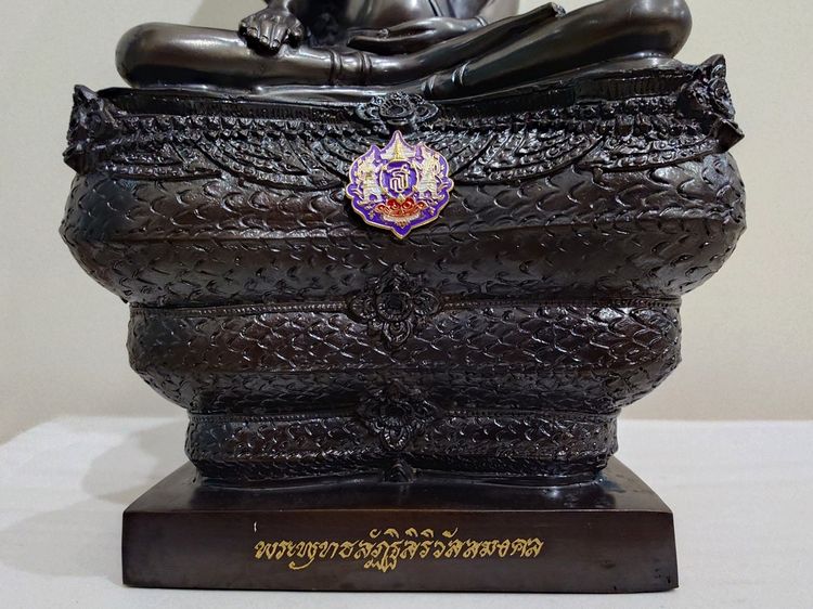 พระพุทธสัฏฐิสิริวัสสมงคล (พระนาคปรก ปางมารวิชัย) ขนาดบูชา หน้าตัก 5 นิ้ว สูง 13 นิ้ว เนื้อทองเหลืองรมดำ ที่ระลึกฉลองพระชนมายุ 5 รอบ สมเด็จพร รูปที่ 7