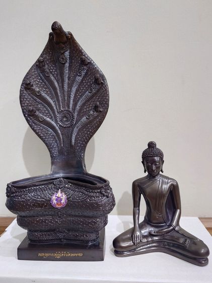 พระพุทธสัฏฐิสิริวัสสมงคล (พระนาคปรก ปางมารวิชัย) ขนาดบูชา หน้าตัก 5 นิ้ว สูง 13 นิ้ว เนื้อทองเหลืองรมดำ ที่ระลึกฉลองพระชนมายุ 5 รอบ สมเด็จพร รูปที่ 6