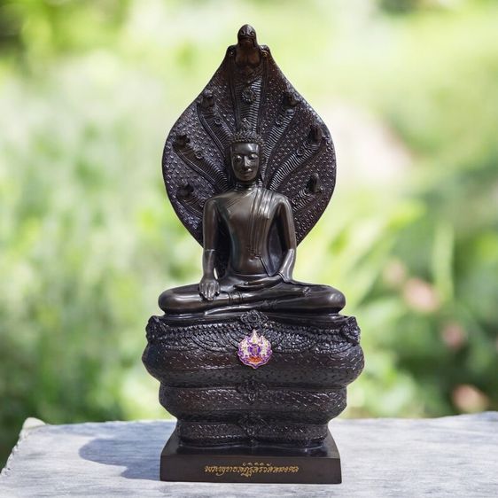 พระพุทธสัฏฐิสิริวัสสมงคล (พระนาคปรก ปางมารวิชัย) ขนาดบูชา หน้าตัก 5 นิ้ว สูง 13 นิ้ว เนื้อทองเหลืองรมดำ ที่ระลึกฉลองพระชนมายุ 5 รอบ สมเด็จพร