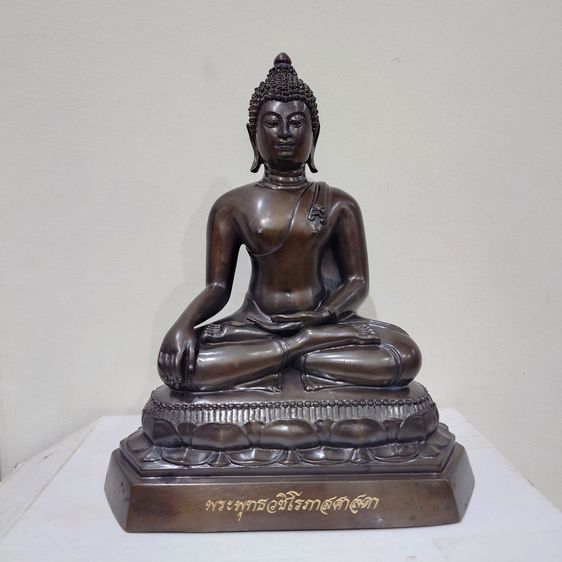 พระพุทธวชิโรภาสศาสดา ขนาดบูชา หน้าตัก 5 นิ้ว เนื้อทองเหลืองรมดำ ที่ระลึกสำนักงบประมาณ 59 ปี พิธีใหญ่ วัดราชบพิธ พ.ศ.2560 สภาพสวย นอนกล่อง