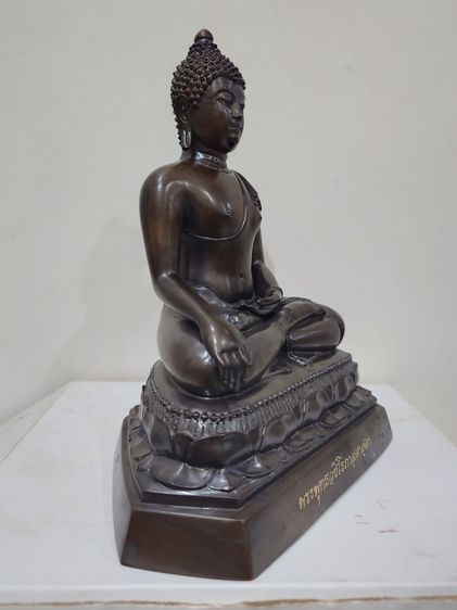 พระพุทธวชิโรภาสศาสดา ขนาดบูชา หน้าตัก 5 นิ้ว เนื้อทองเหลืองรมดำ ที่ระลึกสำนักงบประมาณ 59 ปี พิธีใหญ่ วัดราชบพิธ พ.ศ.2560 สภาพสวย นอนกล่อง รูปที่ 5