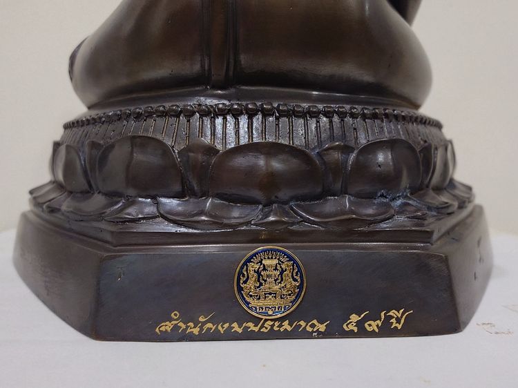 พระพุทธวชิโรภาสศาสดา ขนาดบูชา หน้าตัก 5 นิ้ว เนื้อทองเหลืองรมดำ ที่ระลึกสำนักงบประมาณ 59 ปี พิธีใหญ่ วัดราชบพิธ พ.ศ.2560 สภาพสวย นอนกล่อง รูปที่ 4