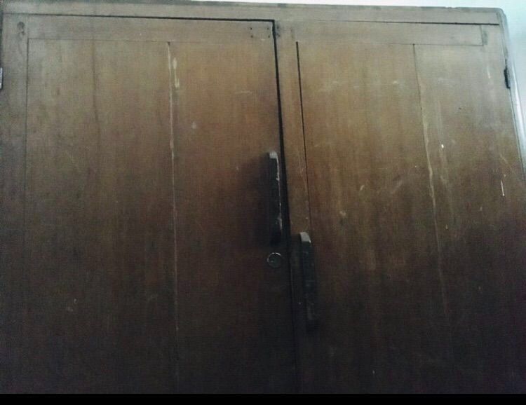 ตู้ไม้สัก กว้าง106ซม. หนา40ซม. สูง114ซม. ด้านบนเป็นส่วนตู้ ด้านล่างมีลิ้นชักยาว รูปที่ 5