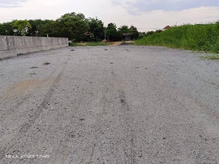 ให้เช่าที่ดิน (ถมแล้ว สูง 1 เมตร ) ซอยฉลองกรุง 15 ไกล้นิคมอุตสาหกรรมลาดกระบัง พื้นที่ขนาด 100 ตร.วา.  อยู่ห่างจากปากซอย100 ม. 