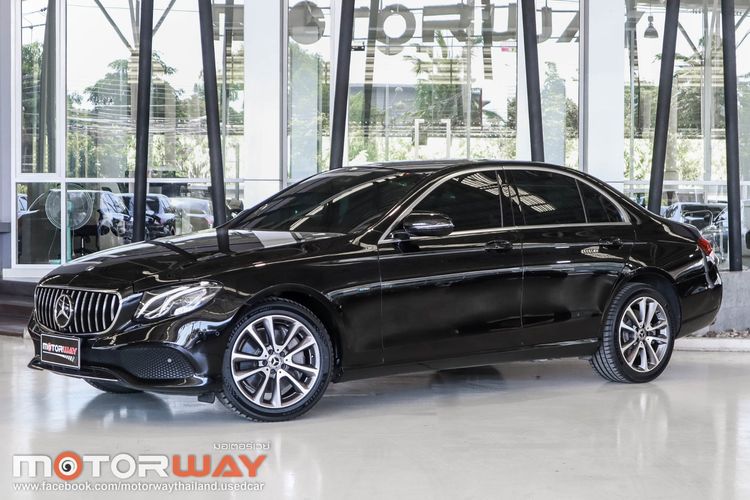 Mercedes-Benz E-Class 2020 E300e Sedan ปลั๊กอินไฮบริด (PHEV) เกียร์อัตโนมัติ ดำ
