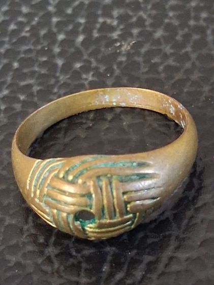 แหวนตะกร้อ หลวงพ่อขวัญ เนื้อทองเหลือง วัดบ้านไร่ จ.พิจิตร

 รูปที่ 4