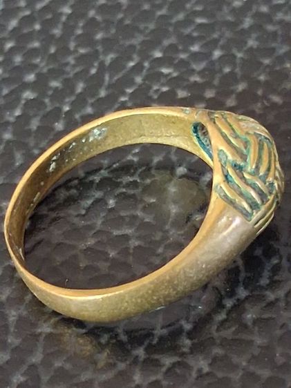 แหวนตะกร้อ หลวงพ่อขวัญ เนื้อทองเหลือง วัดบ้านไร่ จ.พิจิตร

 รูปที่ 5