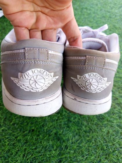 Nike Air Jordan 1 Low (Women's) รูปที่ 3