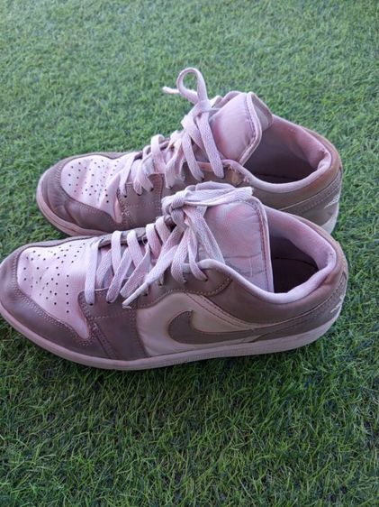 Nike Air Jordan 1 Low (Women's) รูปที่ 4