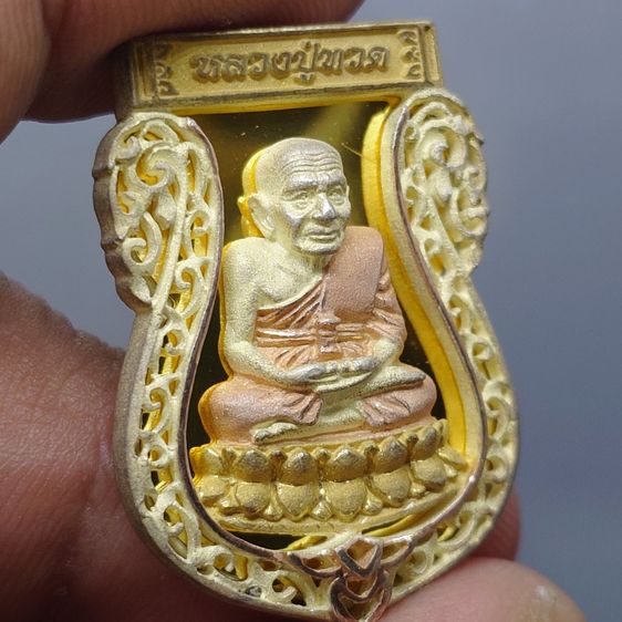 เหรียญหลวงปู่ทวด เนื้อเงินสามกษัตริย์ พิมพ์เสมาใหญ่ ขนาดสูง 3.2 ซม รุ่นมงคลบารมี วัดประสาทบุญญาวาส พ.ศ.2545 พร้อมกล่อง รูปที่ 5