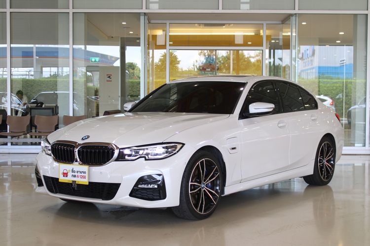 BMW Series 3 2021 330e Sedan ปลั๊กอินไฮบริด (PHEV) ไม่ติดแก๊ส เกียร์อัตโนมัติ ขาว รูปที่ 2