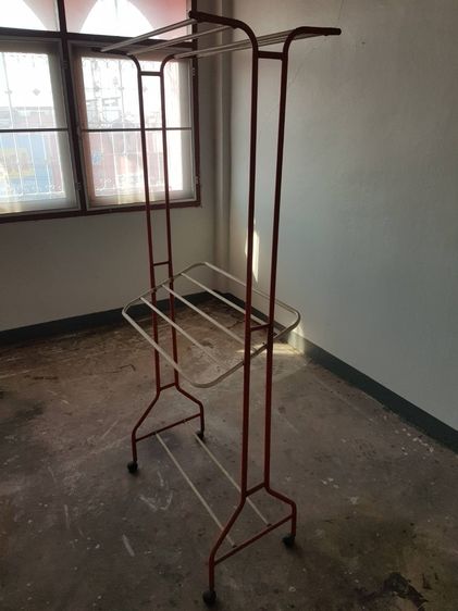 ราวแขวนเสื้อผ้า