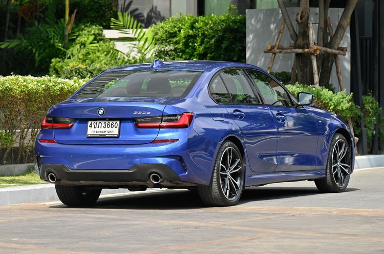 BMW Series 3 2021 330e Sedan ปลั๊กอินไฮบริด (PHEV) ไม่ติดแก๊ส เกียร์อัตโนมัติ น้ำเงิน รูปที่ 4