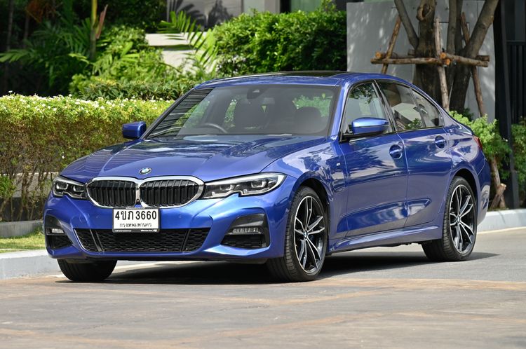 รถ BMW Series 3 330e สี น้ำเงิน