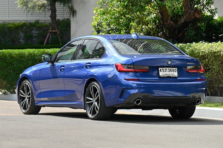 BMW Series 3 2021 330e Sedan ปลั๊กอินไฮบริด (PHEV) ไม่ติดแก๊ส เกียร์อัตโนมัติ น้ำเงิน รูปที่ 3
