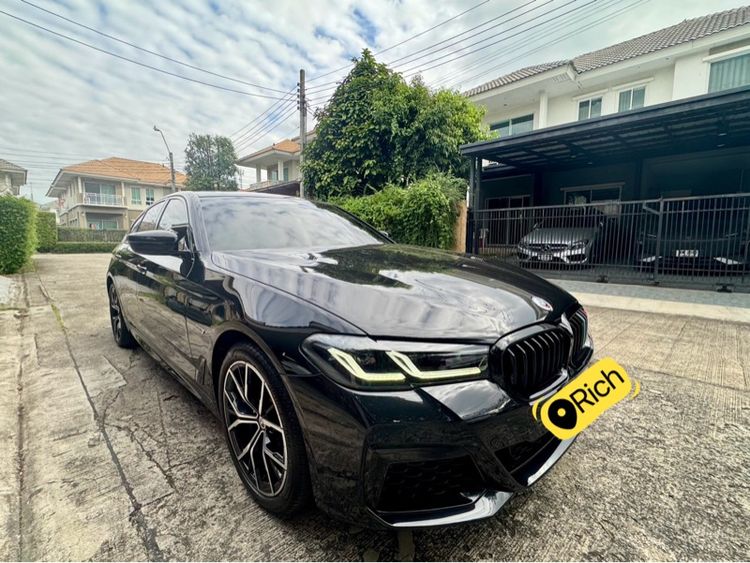 BMW Series 5 2022 530e Sedan เบนซิน ไม่ติดแก๊ส เกียร์อัตโนมัติ ดำ รูปที่ 2
