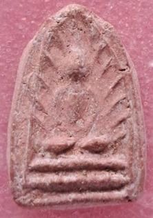 พระเล็บมือข้างรัศมี กรุวัดเจ้ามูล เนื้อผงชมพู ปี 2460 จ.กรุงเทพฯ (หลวงปุ่ศุข วัดปากคลองมะขามเฒ่า ร่วมปลุกเสก)