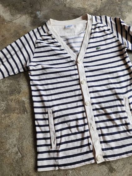 เสื้อกันหนาว LACOSTE แท้ 💯 size 4 ขนาด อก 21.5 ยาว 27 นิ้ว สภาพดีมาก ดีเทลสวย เนื้อผ้าดีมาก สวยเรียบๆ หายากน่าสะสมครับ รูปที่ 3