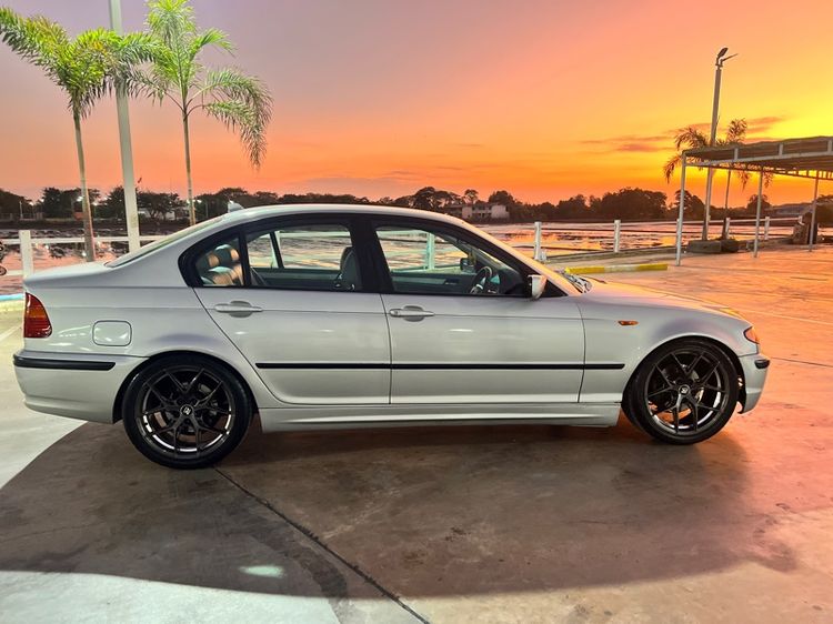 รถ BMW Series 3 318i สี เงิน