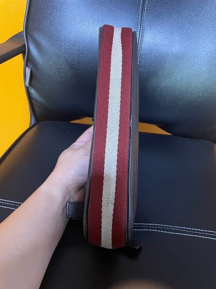 กระเป๋าครัชหนังสีน้ำตาลคาดขาวแดง BALLY  ขนาดกว้าง 10 นิ้ว สูง 7 นิ้วขาย2,900บาท รูปที่ 3
