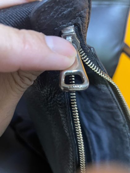 กระเป๋าCrossbody bad  BALLY หนังสีดำพร้อมที่รองบ่า ขนาดกว้าง 11 นิ้ว สูง 12นิ้วขาย3,800บาท รูปที่ 7