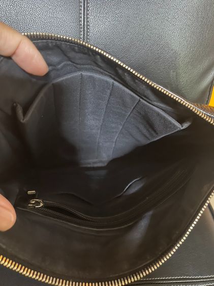 กระเป๋าCrossbody bad  BALLY หนังสีดำพร้อมที่รองบ่า ขนาดกว้าง 11 นิ้ว สูง 12นิ้วขาย3,800บาท รูปที่ 5