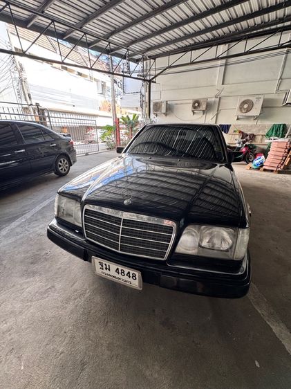 Mercedes-Benz E-Class 1994 E220 Sedan เบนซิน ไม่ติดแก๊ส เกียร์อัตโนมัติ ดำ รูปที่ 2
