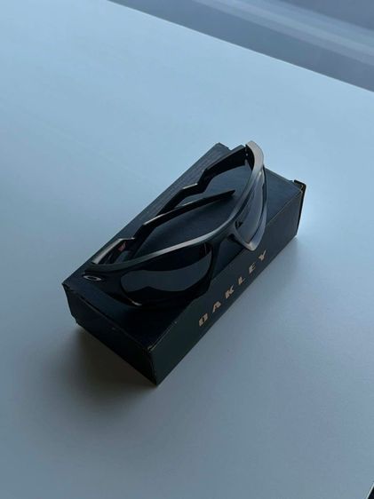 แว่นตากันแดด Oakley สภาพใหม่กริ๊บ ใช้งานไม่ถึง 5 ครั้ง ซื้อมาแค่เพียง 1 เดือนครับ ❗️❗️❗️ 