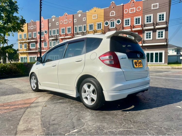 Honda Jazz 2010 1.5 V Sedan เบนซิน ไม่ติดแก๊ส เกียร์อัตโนมัติ ขาว รูปที่ 4