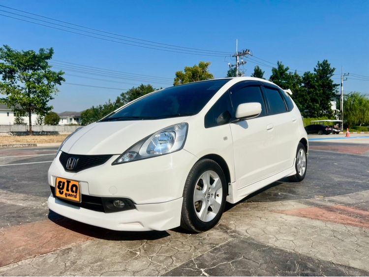 รถ Honda Jazz 1.5 V สี ขาว