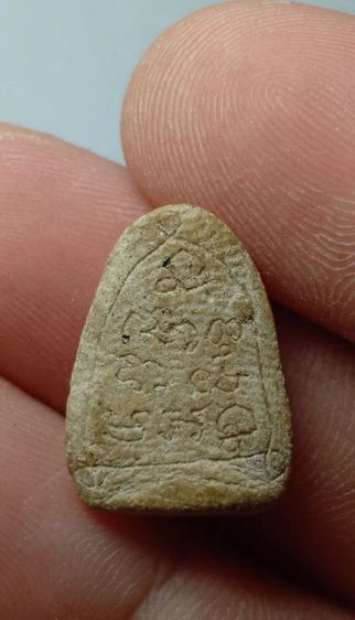 พระเนื้อผงพิมพ์เล็บมือหลังมีรอยจารยันต์