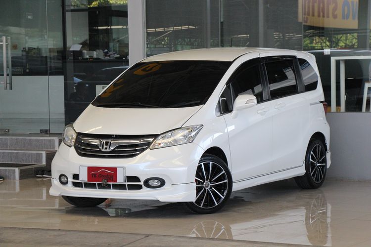 รถ Honda Freed 1.5 E สี ขาว