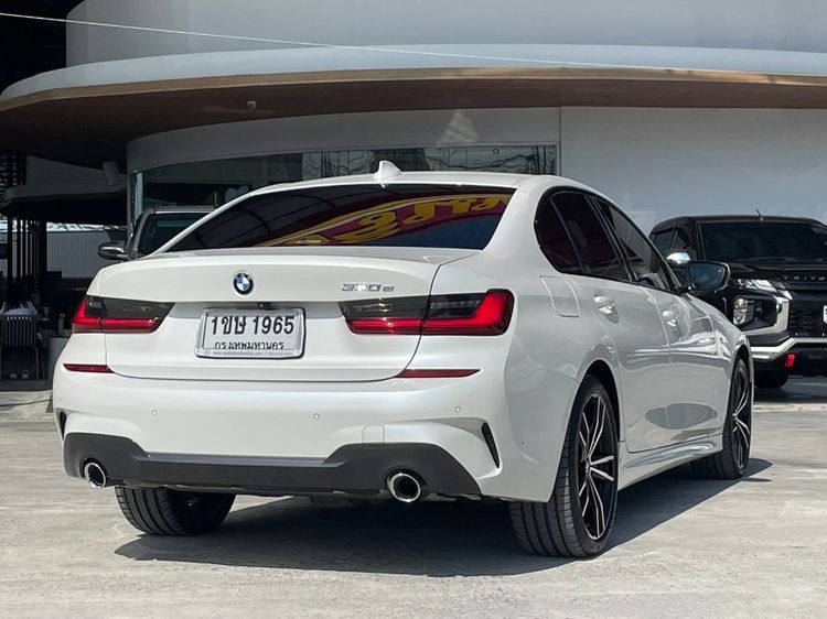 BMW Series 3 2020 330e Sedan ปลั๊กอินไฮบริด (PHEV) ไม่ติดแก๊ส เกียร์อัตโนมัติ ขาว รูปที่ 4