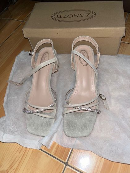 ขาว หนัง PU UK 6 | EU 39 1/3 | US 7.5 รองเท้าส้นสูง