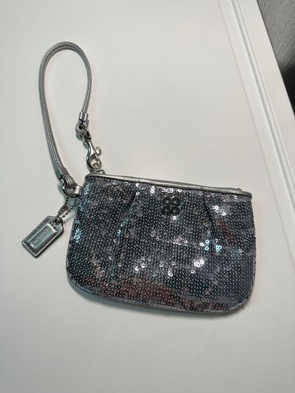 กระเป๋า Coach wristlet สีเงิน