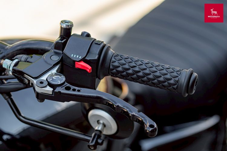 Triumph Bonneville T100 Supercustom ปี2015 ของแต่งแสนกว่า รูปที่ 13